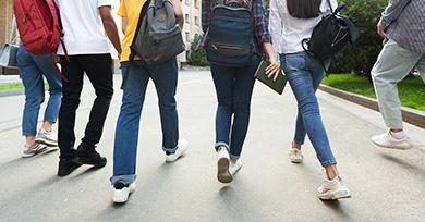 Jeunes de dos qui marchent