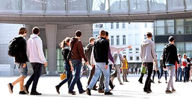 Jeunes qui marchent sur une esplanade